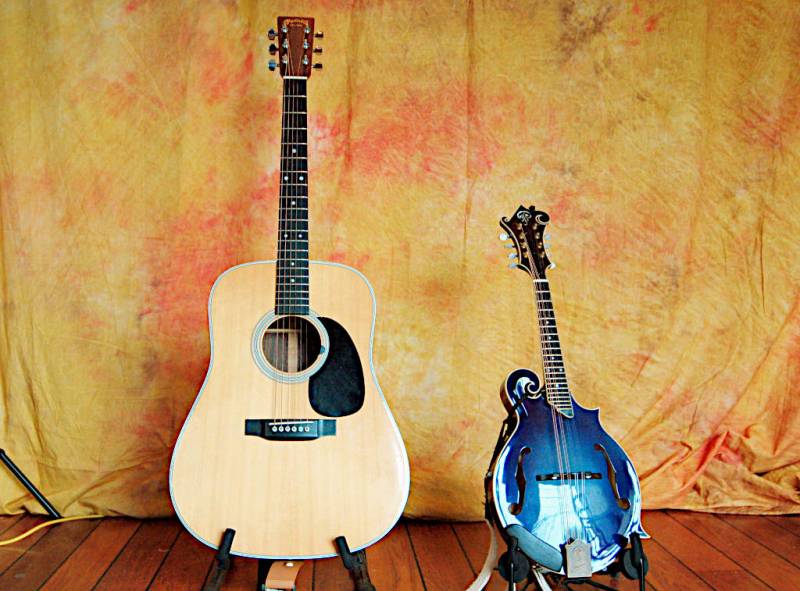 Une guitare de forme dreadnaught et une mandoline forme f. - Jam Hall