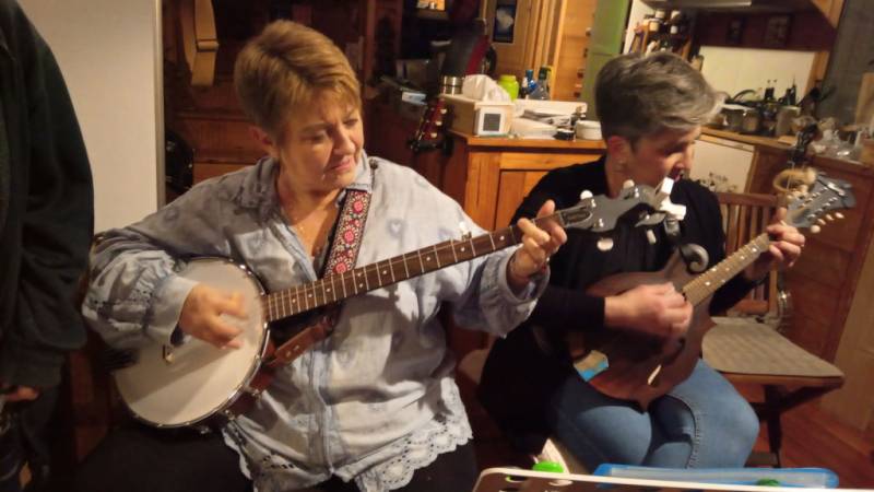 Sylvie, débutante de l'année en banjo, est passée nous rejoindre pour la jam. Avec des gâteaux :-) - Jam Hall