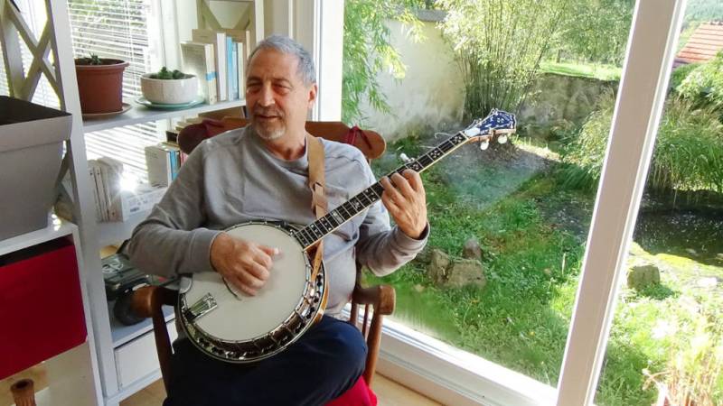 Ã‰ic Stefanellil Ã  la maison, bien sÃ»r avec un banjo.