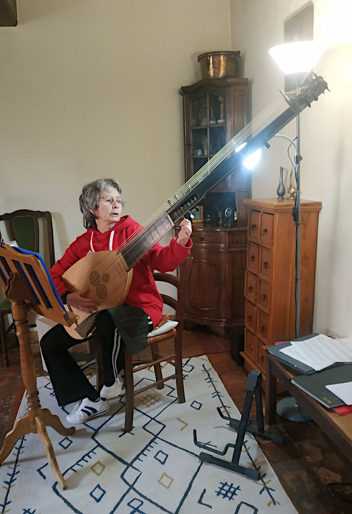 Patricia Stefanelli joue son théorbe réalisé par Éric.
