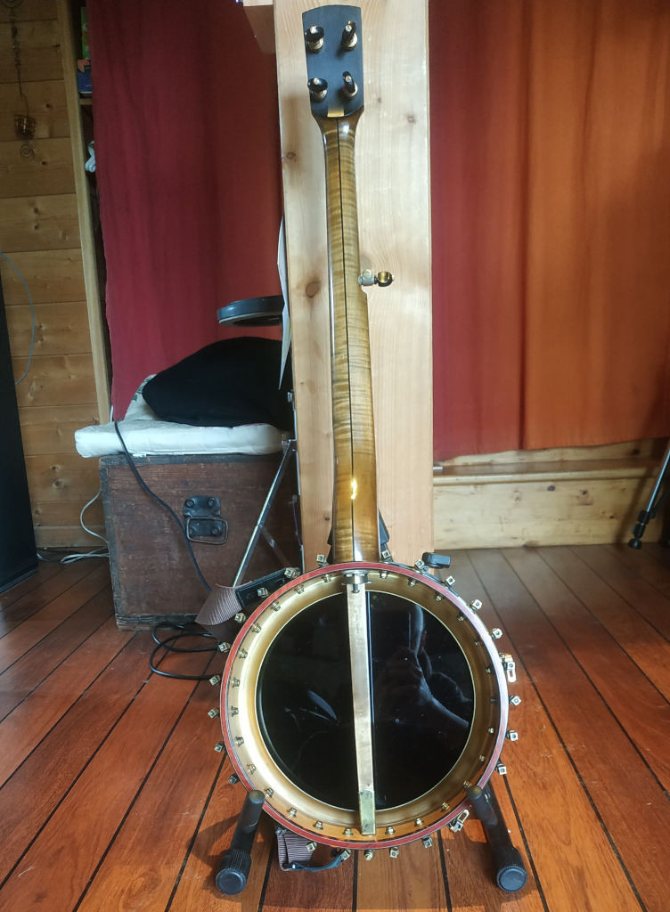 Le dos laisse voir la finesse et la précision du travail d'Éric Stefanelli. - Jam Hall