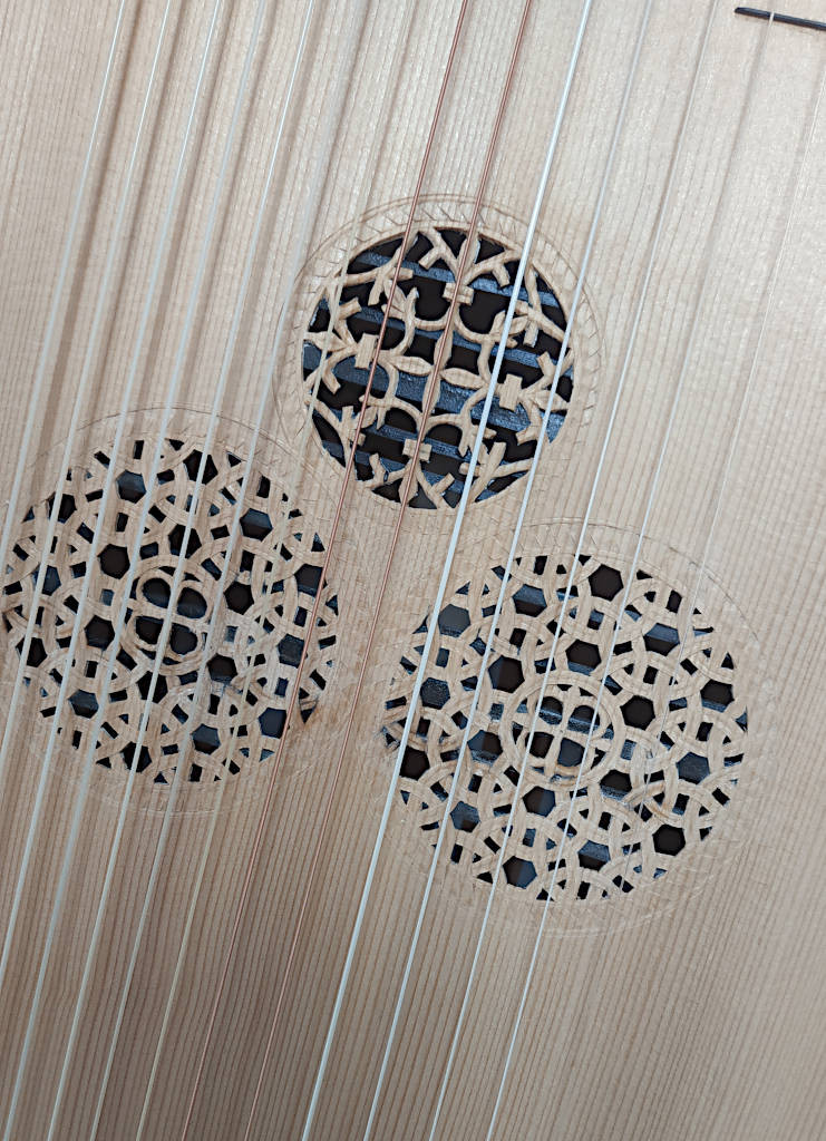 Les ouïes d'un archiluth Stefanelli. - Jam Hall