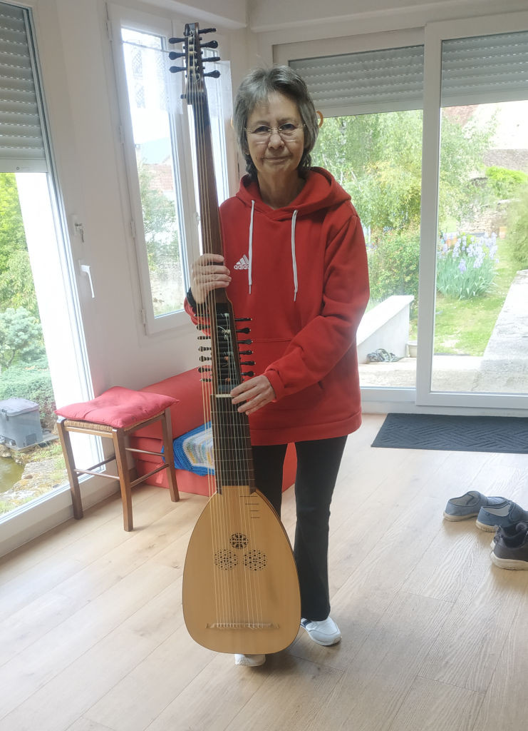 Patricia Stefanelli et un archiluth réalisé par Éric. - Jam Hall