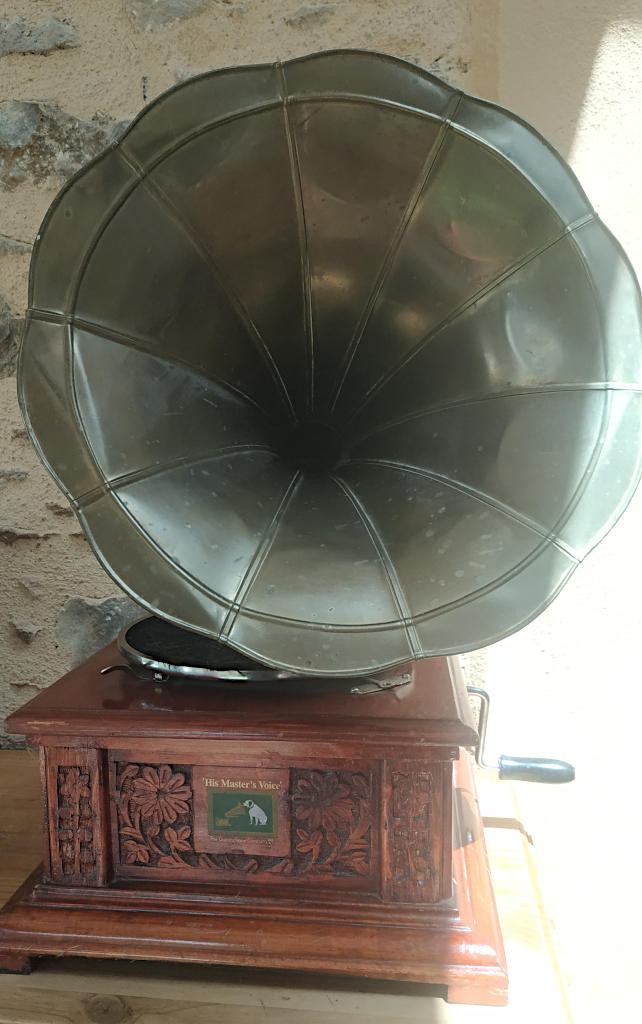 Pourquoi ne suis-je pas surpris de trouver un phonographe en excellent état ? - Jam Hall