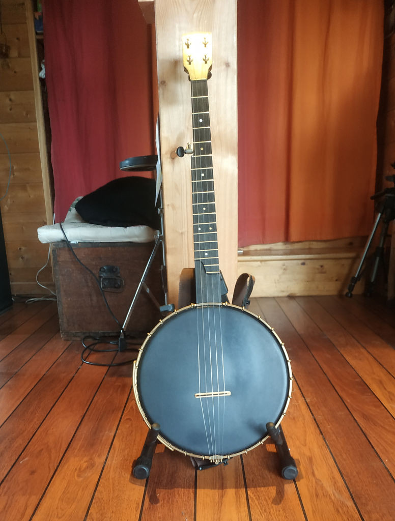 Le prototype de nouveau modèle de banjo old time conçu par Éric Stefanelli, son dernier. - Jam Hall