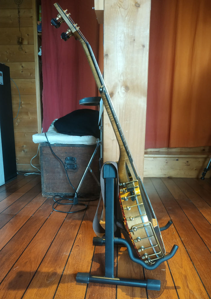 Vue de côté, acastillage et arm rest façon bronze. - Jam Hall